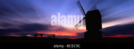 Mulino a vento sulla cima di una collina nella campagna inglese e al tramonto Foto Stock