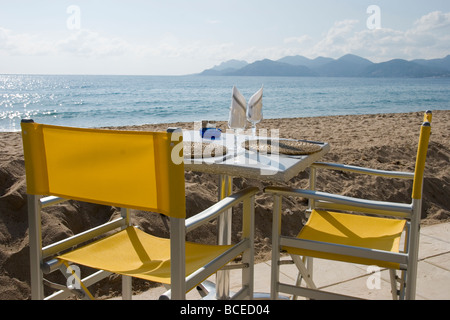 Un lato spiaggia Cafe a Cannes, Cote d'Azur, sud della Francia, Europa Foto Stock