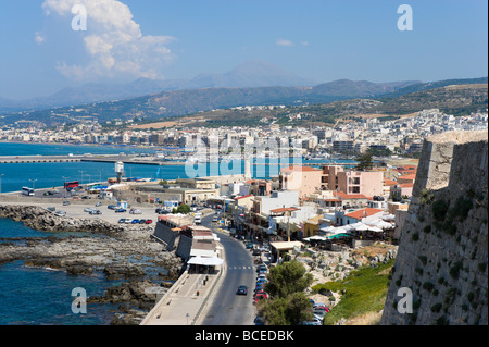 Vista sulla città dalle pareti del XVI secolo la fortezza veneziana (Fortezza), Rethymnon, Creta, Grecia Foto Stock