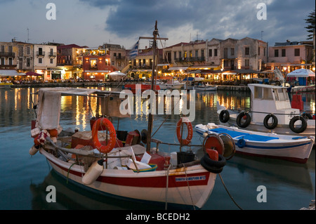 Barche da pesca di notte nel vecchio porto veneziano, Rethymnon, Creta, Grecia Foto Stock