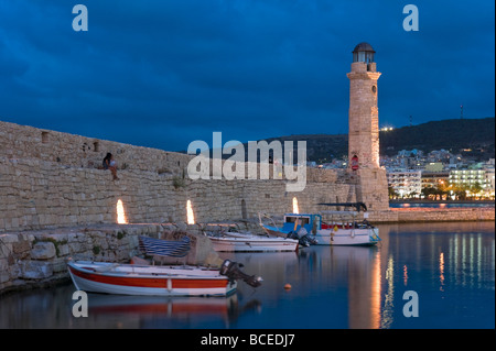 Faro al vecchio porto veneziano di notte, Rethymnon, Creta, Grecia Foto Stock