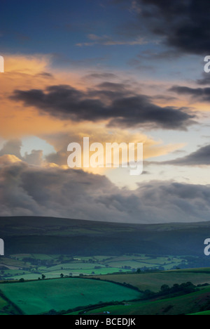 Cielo tempestoso sulla collina nord Parco Nazionale di Exmoor vicino a Minehead somerset England Regno Unito Foto Stock