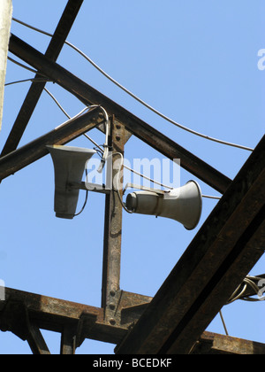 Due vecchi megafoni sul tetto di proprietà abbandonati Foto Stock