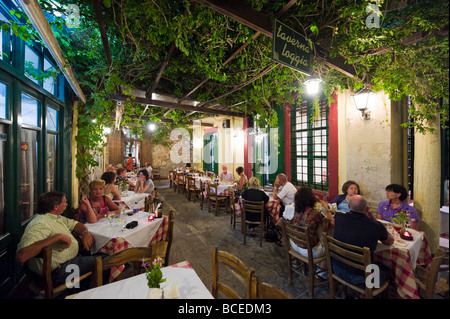 Taverna tradizionale di notte nella città vecchia di Rethymnon, Creta, Grecia Foto Stock