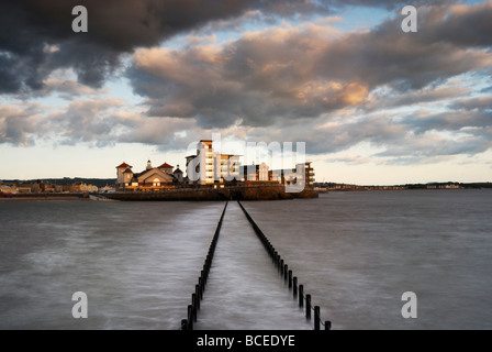 Causeway di fronte lago marino a Knightstone Isola, Weston super Mare, Somerset, Inghilterra, Regno Unito Foto Stock