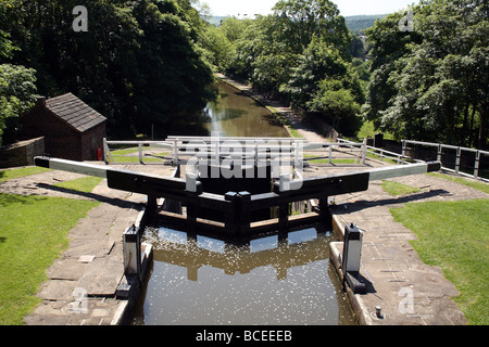 Bingley cinque serrature salire una scala ascendente di bloccaggio 60 ft sul Leeds Liverpool Canal Foto Stock