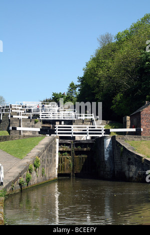 Bingley cinque serrature salire una scala ascendente di bloccaggio 60 ft sul Leeds Liverpool Canal Foto Stock