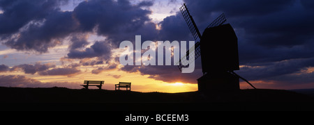 Mulino a vento sulla cima di una collina nella campagna inglese e al tramonto Foto Stock