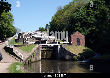 Bingley cinque serrature salire una scala ascendente di bloccaggio 60 ft sul Leeds Liverpool Canal Foto Stock