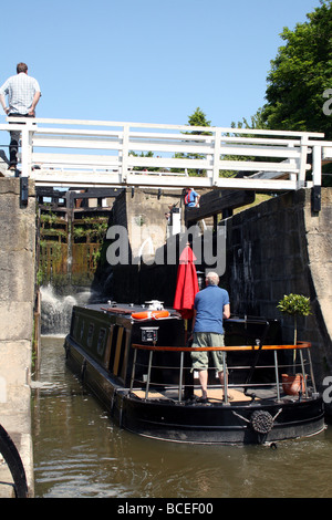 Canal Boat nella prima camera di bloccaggio a Bingley cinque luogo si blocca sul Leeds Liverpool Canal (Scala sorge 60 ft ) Foto Stock