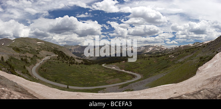 Vista Panoramica verso est verso la collegiata picchi e San Isabel National Forest da pioppi neri americani passano 12 126 Colorado USA Foto Stock