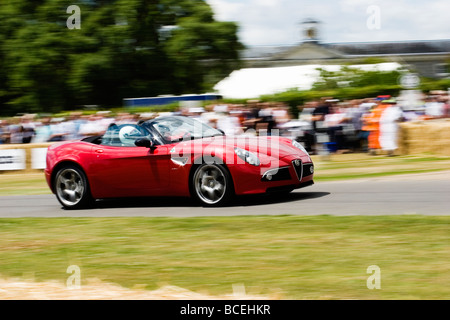 Alfa Romeo 8C Spider racing al Goodwood Festival della velocità Foto Stock