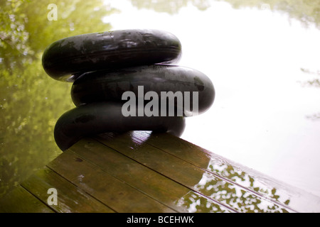 Innertubes impilati sul bordo di un dock Foto Stock