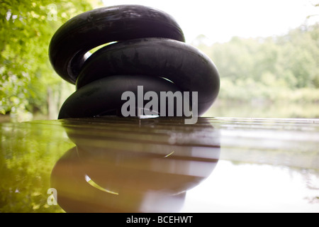 Innertubes impilati sul bordo di un dock Foto Stock