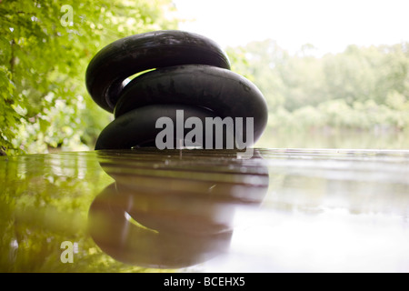 Innertubes impilati sul bordo di un dock Foto Stock