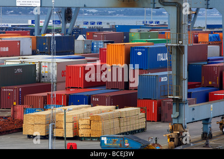 Contenitori e merci le merci accatastate per esportazione e importazione nel porto di Belfast Belfast harbour Irlanda del nord Europa Regno Unito Foto Stock