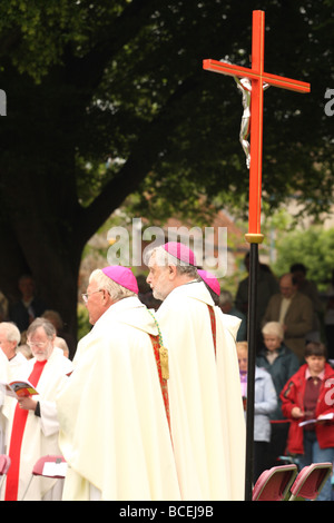 Pellegrinaggio di Glastonbury Vescovi anglicani e pellegrini cristiani partecipare alla manifestazione annuale all Abbazia di Glastonbury Somerset Foto Stock