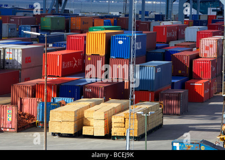 Contenitori e merci le merci accatastate per esportazione e importazione nel porto di Belfast Belfast harbour Irlanda del nord Europa Regno Unito Foto Stock