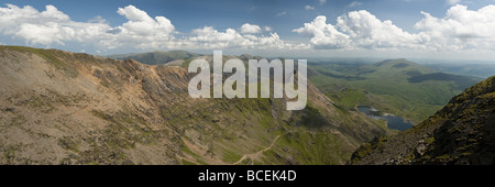 Vista panoramica dalla cresta che conduce alla vetta del Snowdon guardando giù il Afon Glaslyn valle lungo il presepe Goch, Snowdonia Foto Stock