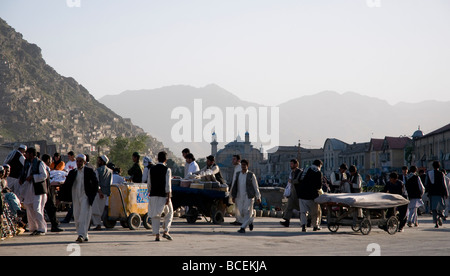 In tarda serata nel vivace cuore di Kabul, Afghanistan, la città più vecchia moschea sullo skyline Foto Stock