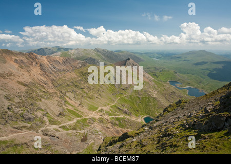 Vista dalla cresta che conduce alla vetta del Snowdon guardando giù il Afon Glaslyn valle lungo il presepe Goch, Snowdonia Foto Stock