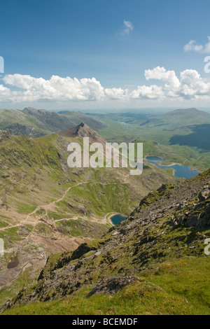 Vista dalla cresta che conduce alla vetta del Snowdon guardando giù il Afon Glaslyn valle lungo il presepe Goch, Snowdonia Foto Stock