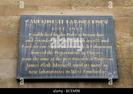 La placca sul muro del vecchio Laboratorio Cavendish in Libera Scuola di Lane, Cambridge Inghilterra REGNO UNITO Foto Stock