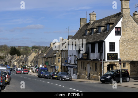 Burford High Street, Oxfordshire, Inghilterra. Foto Stock