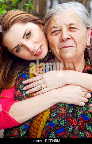 Famiglia felice giovane donna con sua nonna Foto Stock