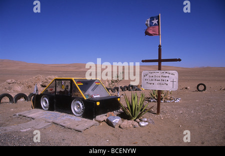Strada grave (chiamato animita de carretera localmente) di taxi driver nei pressi di Iquique , Cile Foto Stock