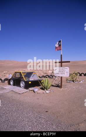 Strada grave (chiamato animita de carretera localmente) di taxi driver nei pressi di Iquique , Cile Foto Stock