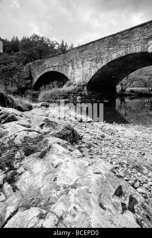 Ponte stradale sul Afon Llugwn sopra Swallow Cade vicino a Betws-y-Coed, Snowdonia, Galles del Nord, Regno Unito Foto Stock