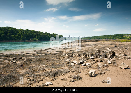 Britannia ponte sopra il Menai Straits dalla spiaggia vicino alla base della sospensione di Menai Bridge Anglesey, Galles del Nord Foto Stock