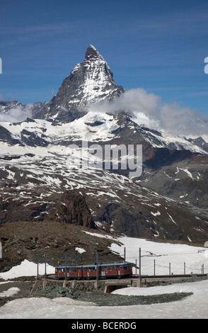 Vista monte Cervino con il famoso Gornergrat Bahn ferrovia Matterhorn in primo piano, Zermatt, Svizzera, Europa Foto Stock