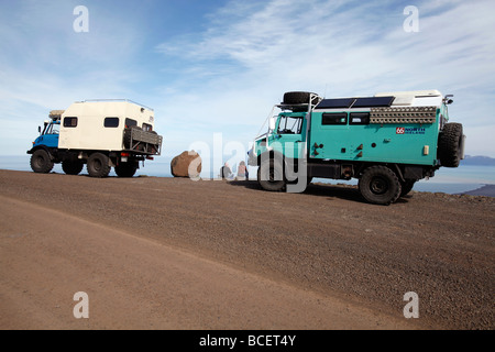 Due Robusti fuoristrada sosta presso un si affacciano su una strada di montagna nel nord-est dell'Islanda. Foto Stock