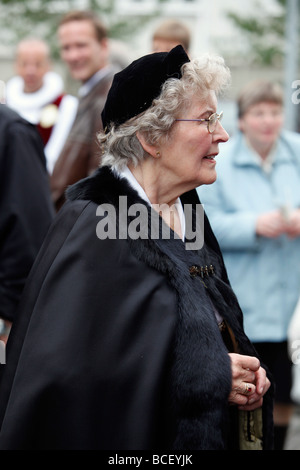 Una donna nella tradizione abito islandese dopo il servizio in chiesa a Reykjavik, Islanda Foto Stock