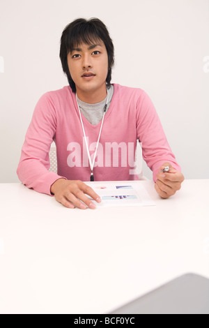 Ritratto di giovane uomo in ufficio Foto Stock