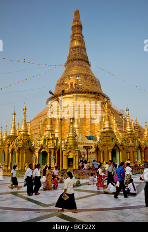 Myanmar Birmania, Yangon. La devota buddisti presso il piccolo stupa, templi, santuari a Shwedagon Tempio Dorato. Foto Stock