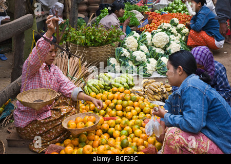 Myanmar. La Birmania. Nyaung U. un affollato mercato scena con frutta fresca e verdure a Nyaung U. Foto Stock