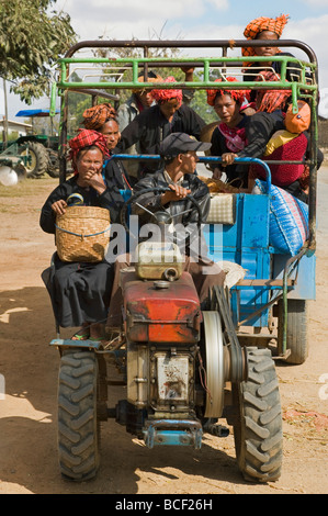 Myanmar. La Birmania. Pwehla. Pa-O le donne in costume tipico ritorno dal mercato in un rimorchio trainato da un trattore. Foto Stock