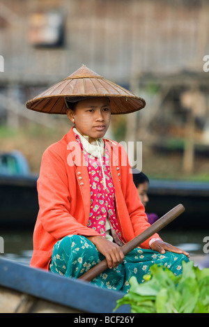 Myanmar. La Birmania. Lago Inle. Una ragazza birmano vegetale di vendita al mercato galleggiante di Ywa-ma sul Lago Inle. Foto Stock