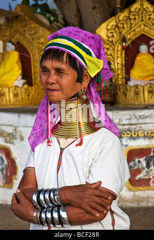 Myanmar Birmania, Lago Inle. Una donna Padaung prega a un santuario buddista. Il suo pesante tradizionale collana in ottone Foto Stock