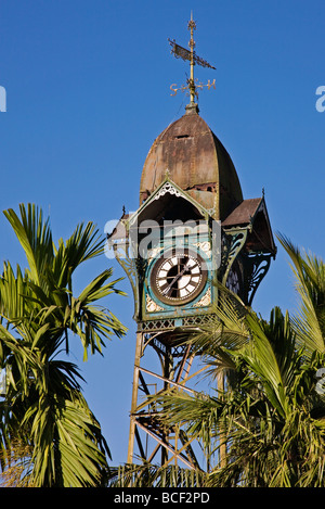 Myanmar Birmania, Stato di Rakhine. Il vecchio orologio da torre a Sittwe, completo di banderuola. Foto Stock