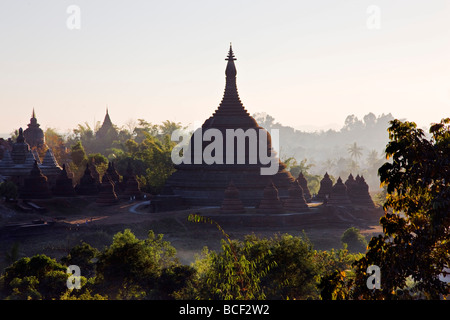 Myanmar Birmania Mrauk U. tardo pomeriggio di sole bagna la storica a forma di campana templi di Mrauk U, costruita in stile Rakhine. Foto Stock