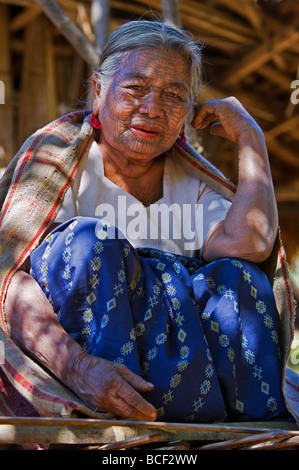 Myanmar, Stato Chin Stato, Kyi Chaung Village. Un mento con la donna tatuata faccia. Era consuetudine per le ragazze ad essere tatuato a 14 o 15. Foto Stock