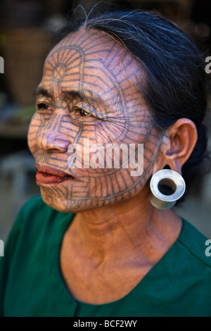 Myanmar, Stato Chin Stato, Kyi Chaung Village. Un mento con la donna tatuata faccia. Era consuetudine per le ragazze ad essere tatuato a 14 o 15. Foto Stock