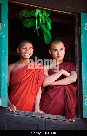 Myanmar Birmania, Stato di Rakhine, Sittwe. Due monaci novizio guardare al di fuori della loro finestra del dormitorio presso il monastero Pathain. Foto Stock