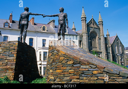 Irlanda del Nord della Contea di Derry.Statua di riconciliazione, città di Londonderry, Co. Derry, Irlanda del Nord, Regno Unito Foto Stock