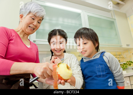 Nonna Cucinare con i nipoti Foto Stock