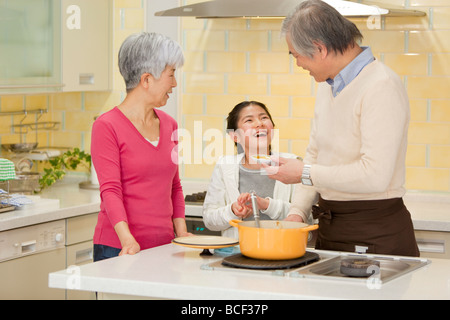 Nonni e nipote per la cottura Foto Stock